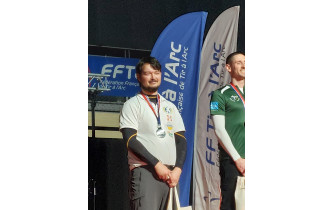 Championnats de France tir à 18m - Mouilleron le captif (85)
Emilien heureux avec sa belle médaille d'argent 